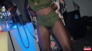 That moment when she turns around for the cameraman ???? - Ebony Skinout
