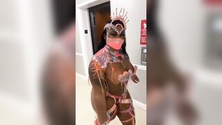 'Aimemilena' showing off perfect curves in her carnival costume ???? - Ebony Skinout