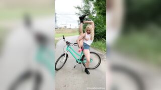 The bike rubs against my pussy and makes me very horny, i need to masturbate - Public Sexiness