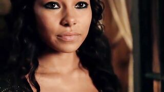 Jessica Parker Kennedy Nipple Show in Lesbian Scene - Raunchy Celebs