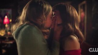 Who else was instantly aroused when these two kissed????? - Riverdale Sexy Content